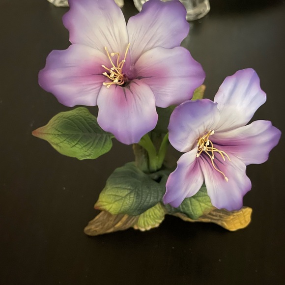 Beautiful Pansy porcelain sculpture - Picture 2 of 6